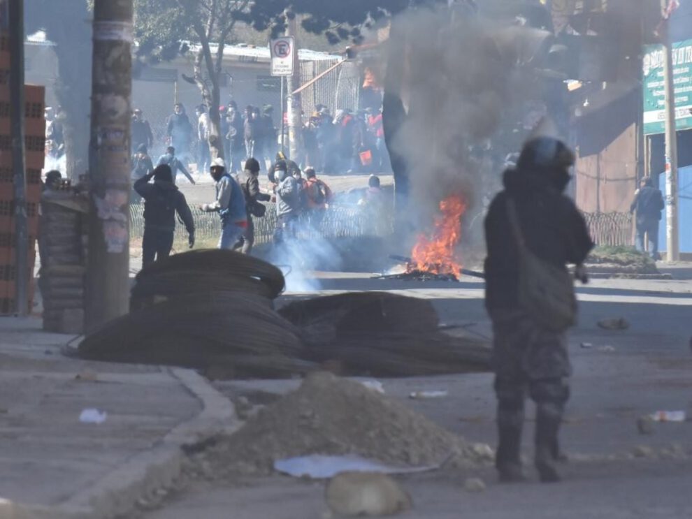 Enfrentamientos entre policías y cocaleros en Villa Fátima