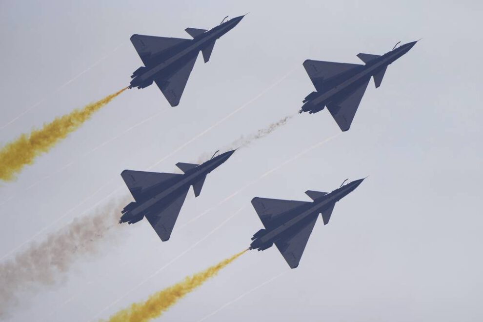 China muestra poderío militar con equipos electrónicos de la fuerza aérea