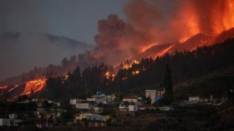 Volcán de islas Canarias vuelve a escupir ceniza