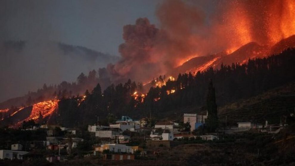 Volcán de islas Canarias vuelve a escupir ceniza