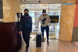 Jugadores convocados a la selección boliviana llegan al hotel de concentración en La Paz