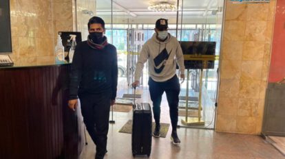 Jugadores convocados a la selección boliviana llegan al hotel de concentración en La Paz