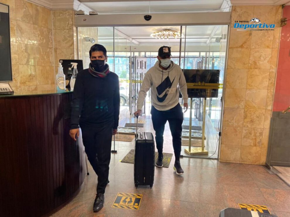Jugadores convocados a la selección boliviana llegan al hotel de concentración en La Paz