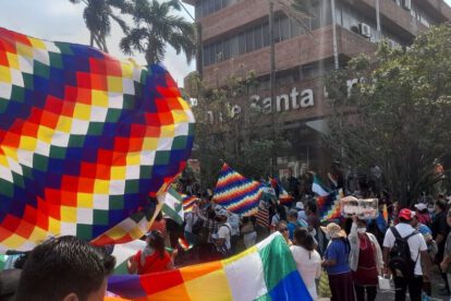 Protesta por la Wiphala en la Gobernación de Santa Cruz