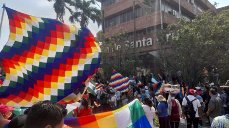 Protesta por la Wiphala en la Gobernación de Santa Cruz