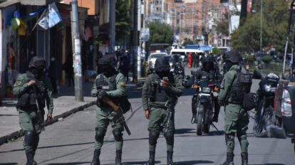 Policía en Villa El Carmen resguardando Adepcoca