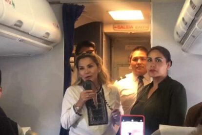 Jeanine Áñez viajando en un vuelo comercial