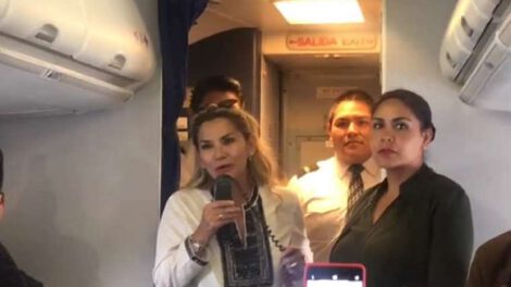 Jeanine Áñez viajando en un vuelo comercial