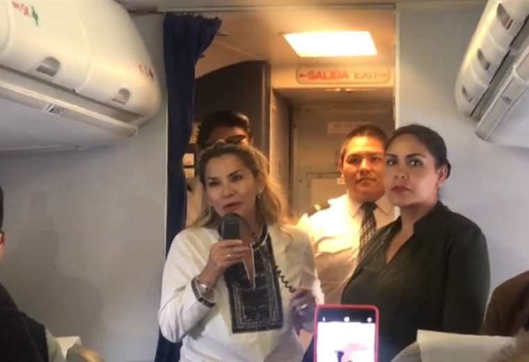 Jeanine Áñez viajando en un vuelo comercial