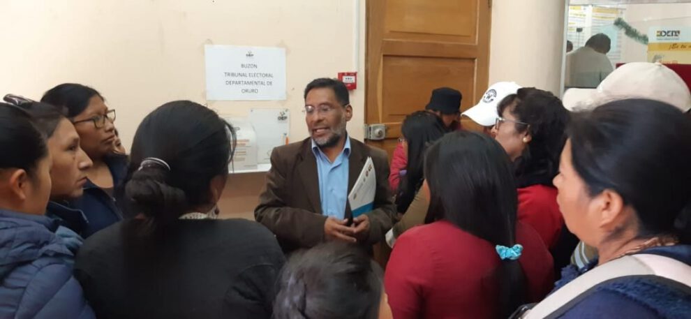 Notarios electorales exigen pagos de sueldo atrasado