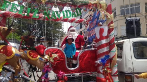 Festejo navideño a los niños en Oruro