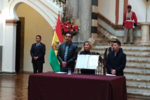 Proyecto de ley de debates presentado por Jeanine Áñez en el Palacio de Gobierno