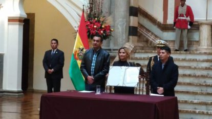 Proyecto de ley de debates presentado por Jeanine Áñez en el Palacio de Gobierno