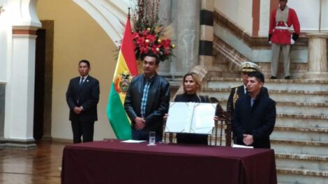 Proyecto de ley de debates presentado por Jeanine Áñez en el Palacio de Gobierno