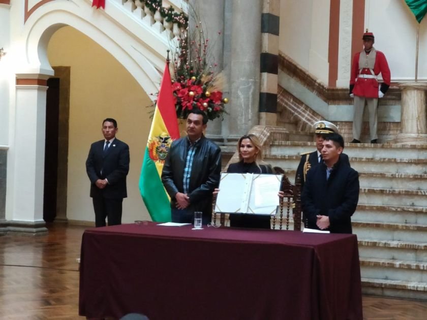 Proyecto de ley de debates presentado por Jeanine Áñez en el Palacio de Gobierno