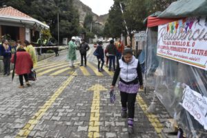 Vigilia de vecinos en la Embajada Mexicana en La Paz