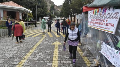 Vigilia de vecinos en la Embajada Mexicana en La Paz