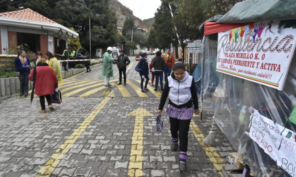 Vigilia de vecinos en la Embajada Mexicana en La Paz