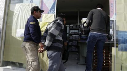 Efectivos de la Felcv conducen a presunto autor de feminicidio