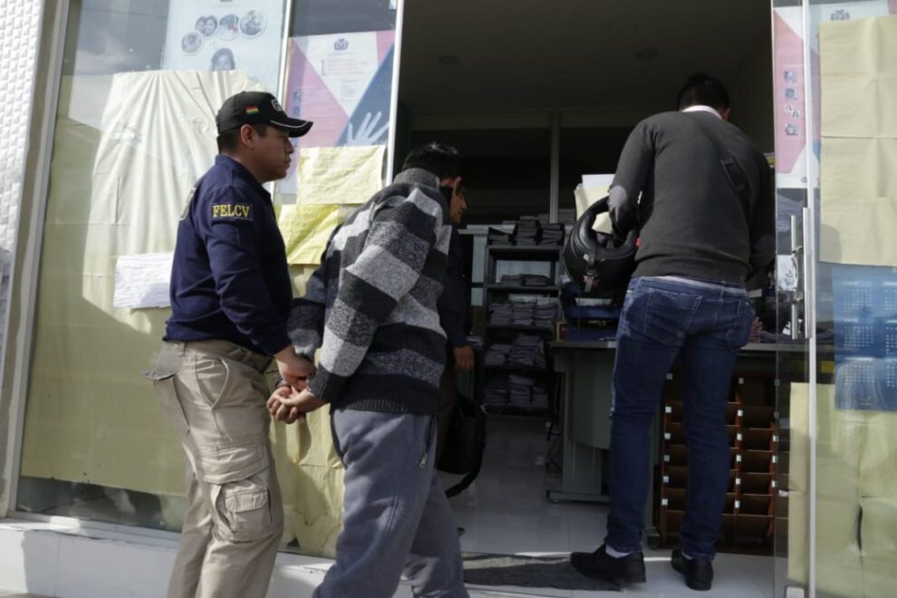 Efectivos de la Felcv conducen a presunto autor de feminicidio