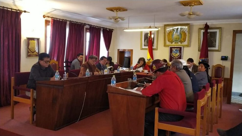 Exalcalde Aguilar reaparece en su curul de concejal