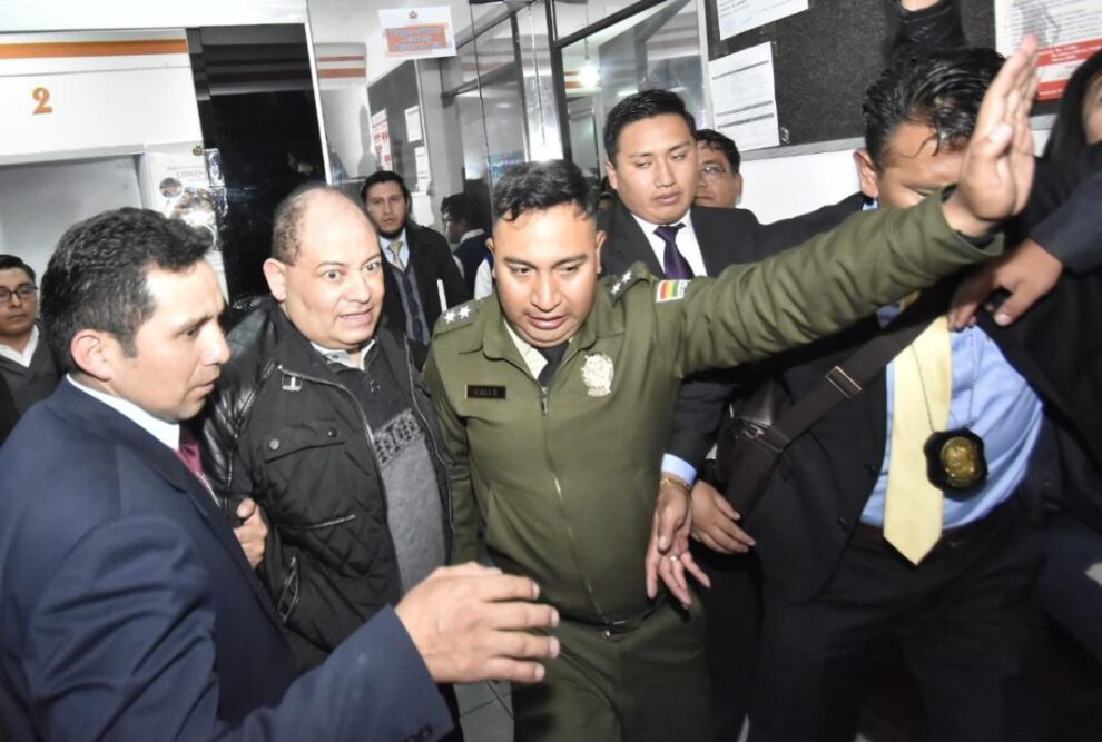 Carlos Romero es conducido a la Fiscalía