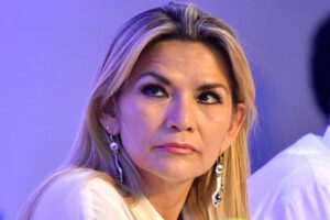 Candidatura de Jeanine Áñez eleva polémica