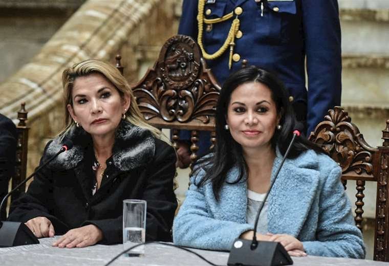 Renuncia ministra de Comunicación Roxana Lizárraga tras oficializarse la candidatura de Jeanine Áñez