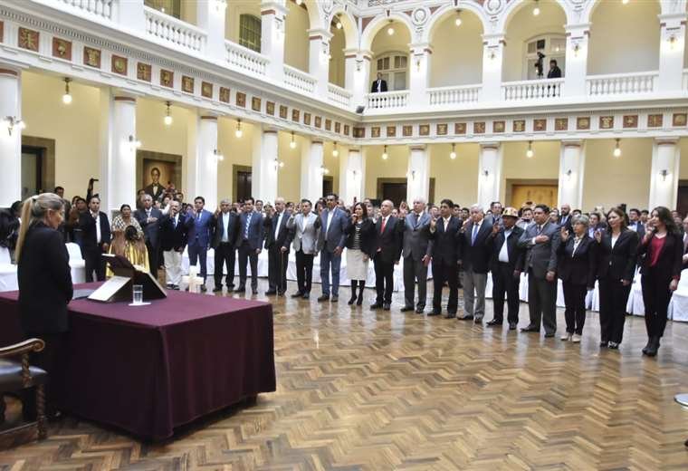 Jeanine Áñez posesiona a su nuevo gabinete de ministros