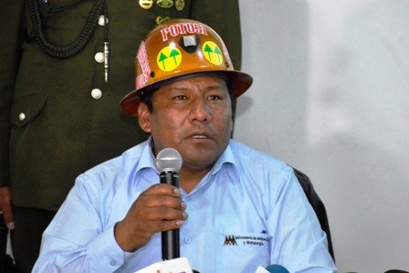 Ministro de Minería Fernando Huallpa denuncia a su asesor por corrupción
