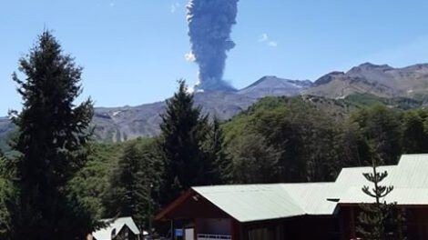 Explosión volcán Chillán provoca alerta naranja en Chile