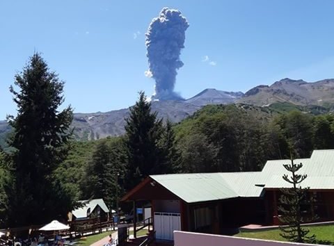 Explosión volcán Chillán provoca alerta naranja en Chile