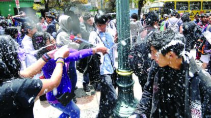 Recomiendan evitar echar espuma a la cara y los ojos