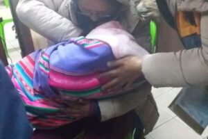 Bebé robada en El Alto regresando a los brazos de su madre