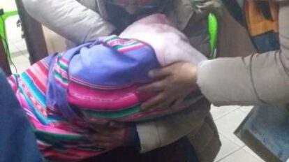 Bebé robada en El Alto regresando a los brazos de su madre