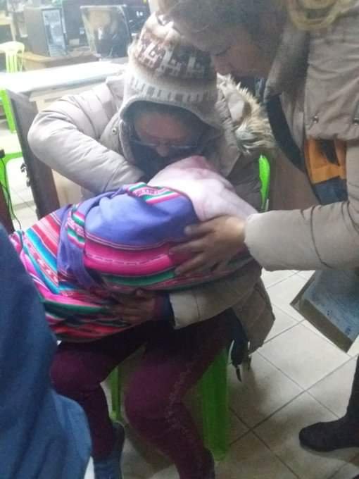 Bebé robada en El Alto regresando a los brazos de su madre