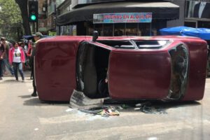 Cochabamba antisociales en vehículo volcado