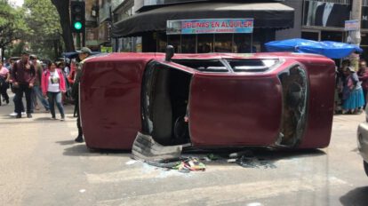Cochabamba antisociales en vehículo volcado