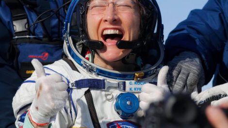 Christina Koch regresa a la tierra tras 11 meses en el espacio