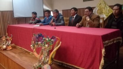 Carnaval de Oruro con conjuntos y músicos