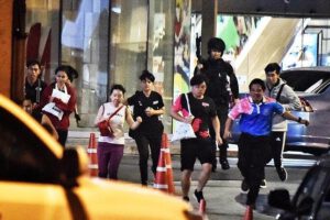 Tiroteo en Tailandia: Gente aterrorizada huye del soldado durante el tiroteo