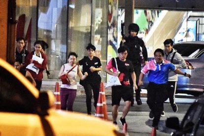 Tiroteo en Tailandia: Gente aterrorizada huye del soldado durante el tiroteo