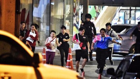 Tiroteo en Tailandia: Gente aterrorizada huye del soldado durante el tiroteo
