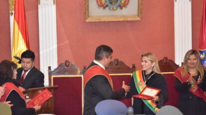 Huésped Ilustre Jeanine Áñez recibe la llave de la ciudad de Oruro