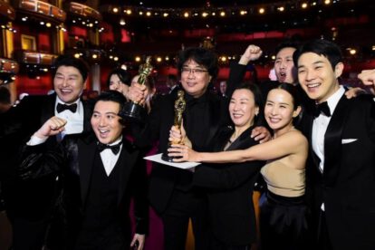 El equipo de Parasites recibiendo el premio mayor de la noche