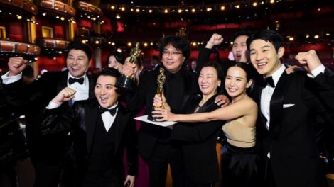 El equipo de Parasites recibiendo el premio mayor de la noche