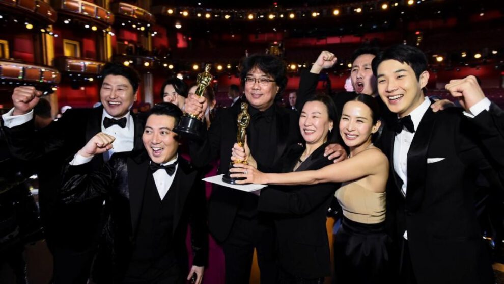 El equipo de Parasites recibiendo el premio mayor de la noche