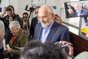 Carlos Mesa demanda fraude electoral