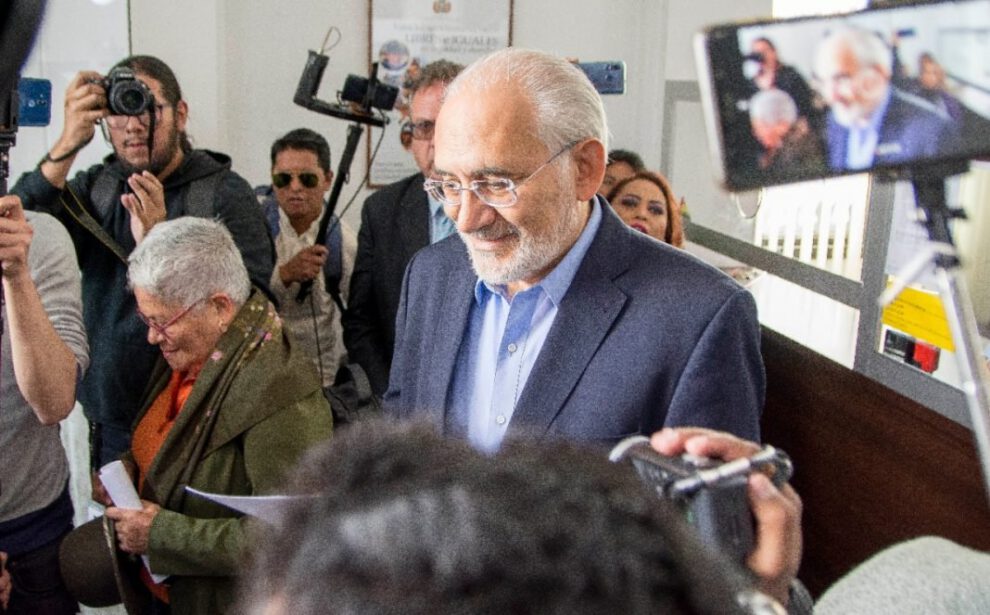 Carlos Mesa demanda fraude electoral