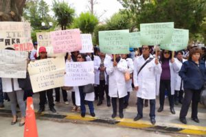 Médicos protestan Oruro por falta de ítems